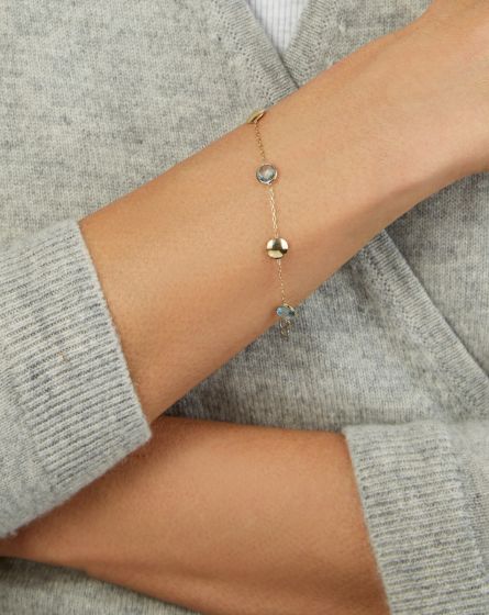Bracelet chaîne en or jaune 14k avec pastilles et topazes bleues