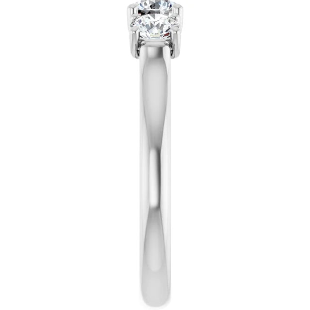 Bague de fiançailles Trinité (3 pierres) en or blanc 14k avec diamant central rond de 0,30 ct (GIA) et 2 diamants latéraux