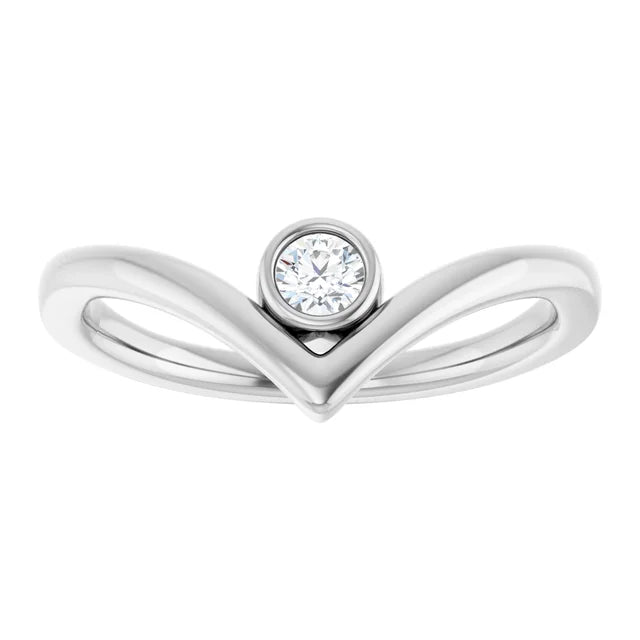 Jonc en « V » en or avec diamant rond serti clos (collet)