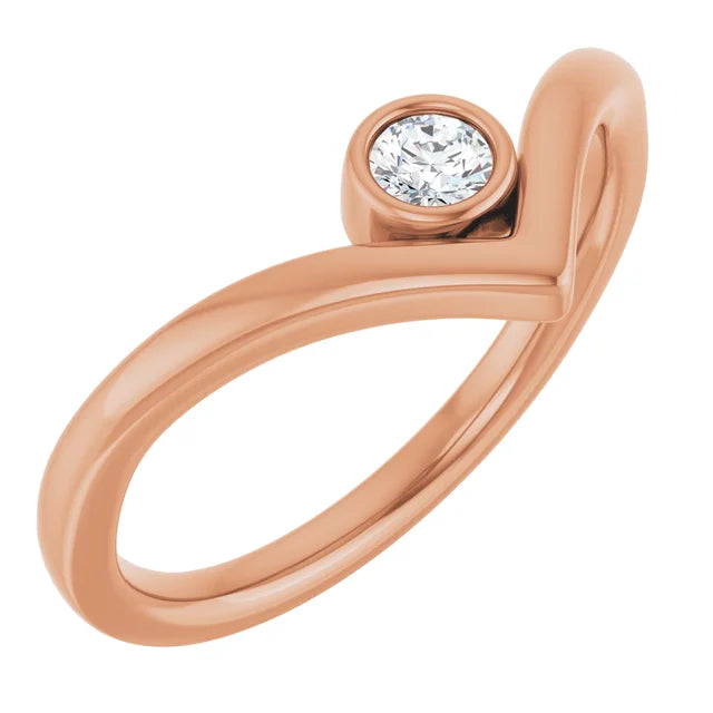 Jonc en « V » en or avec diamant rond serti clos (collet)