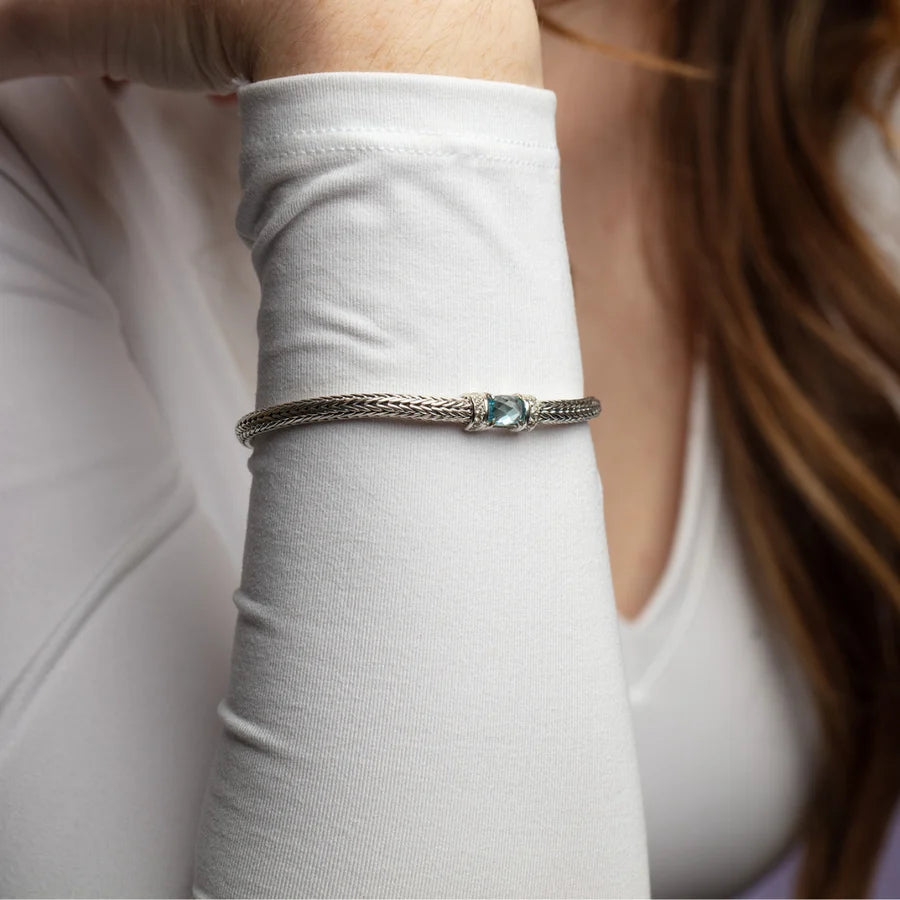 Bracelet tressé en argent sterling avec topaze bleue et saphirs blancs