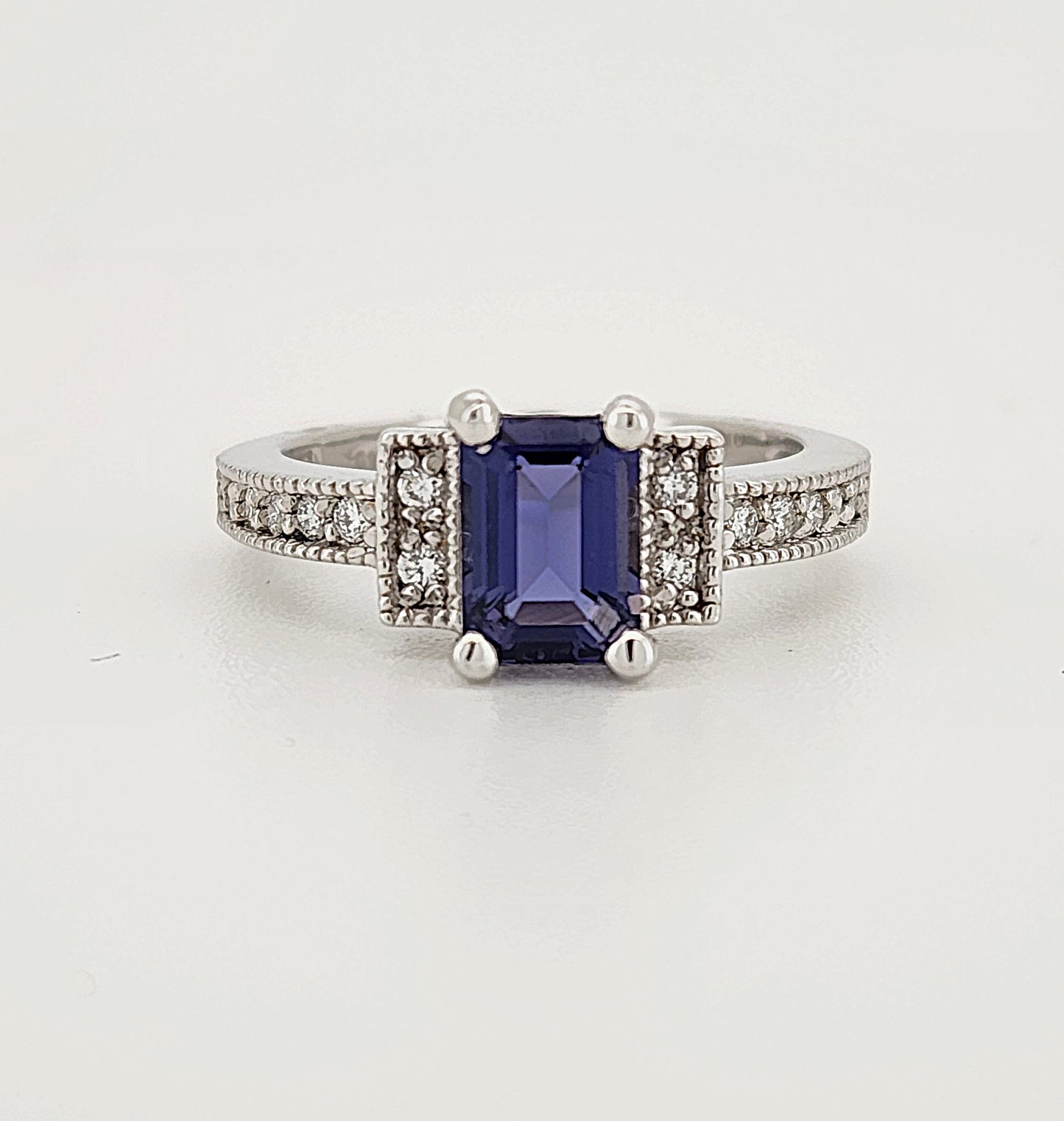 Bague en or blanc 18k sertie d'une iolite